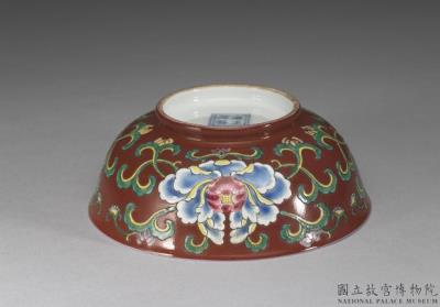 图片[2]-Bowl with floral decoration in red ground of yangcai painted enamels, Qing dynasty, Yongzheng reign (1723-1735)-China Archive